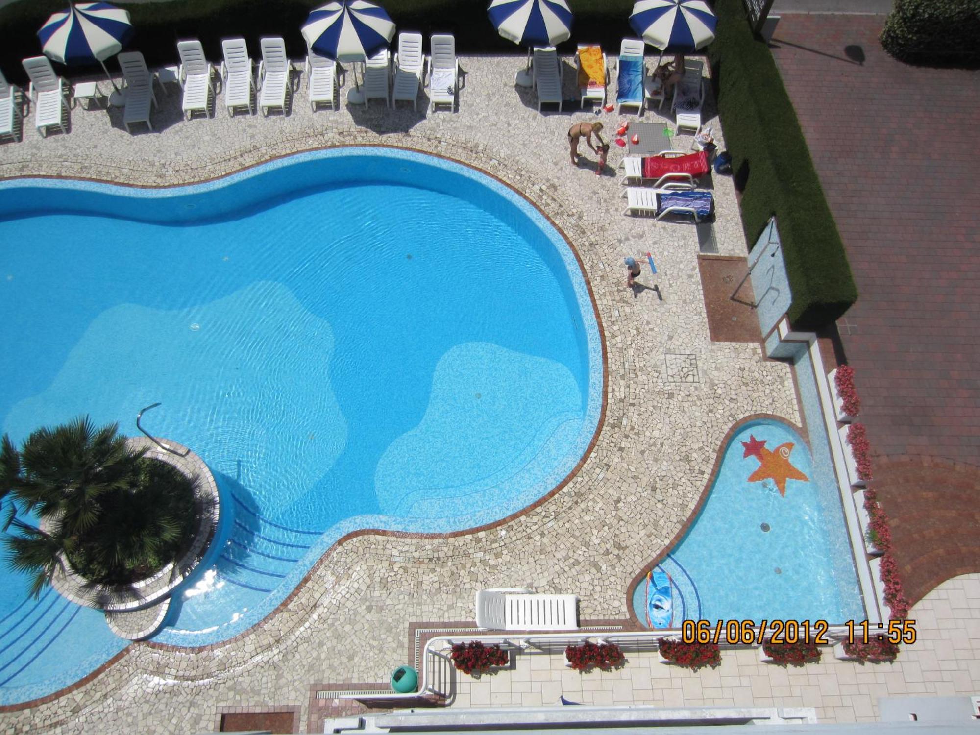 Hotel Ambassador Meuble Lignano Sabbiadoro Exterior foto