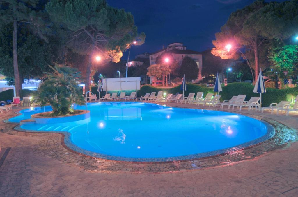 Hotel Ambassador Meuble Lignano Sabbiadoro Exterior foto