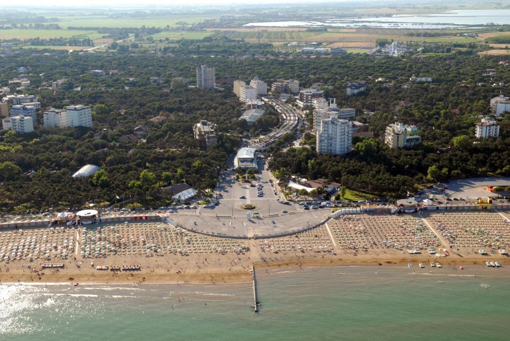 Hotel Ambassador Meuble Lignano Sabbiadoro Exterior foto