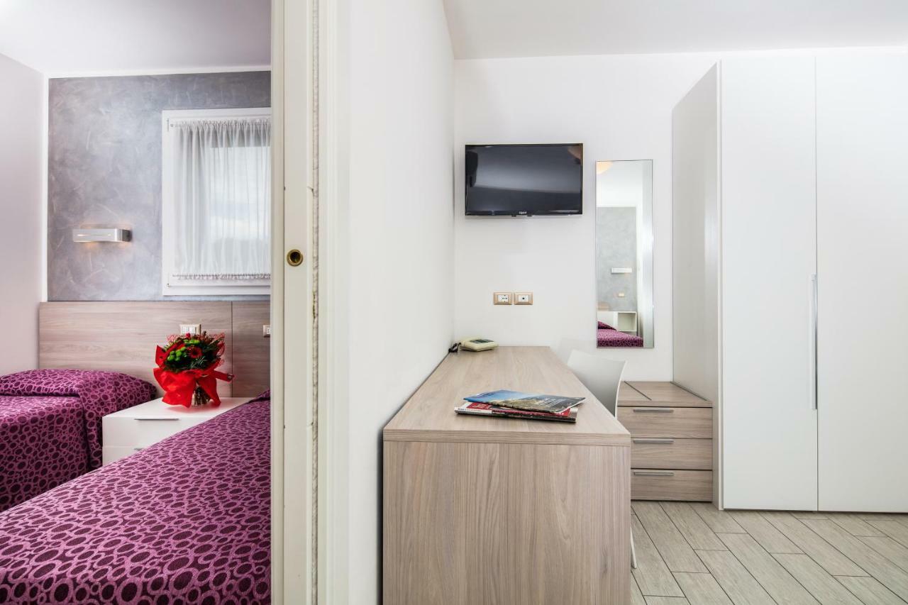 Hotel Ambassador Meuble Lignano Sabbiadoro Exterior foto