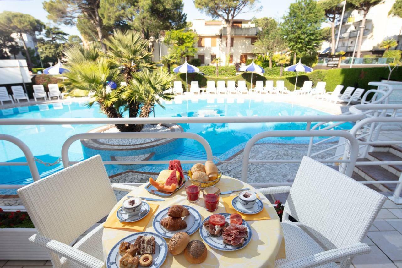 Hotel Ambassador Meuble Lignano Sabbiadoro Exterior foto