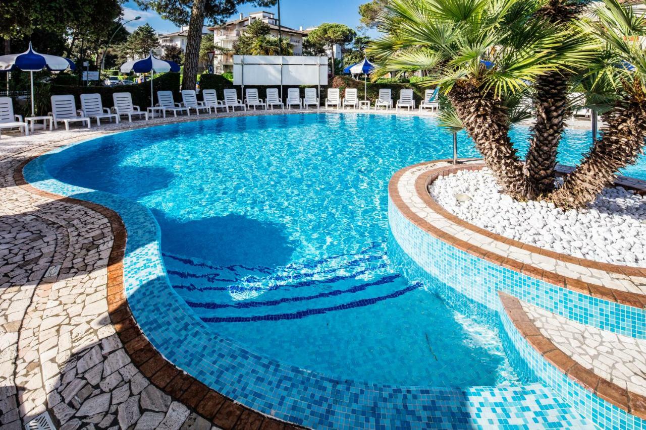 Hotel Ambassador Meuble Lignano Sabbiadoro Exterior foto